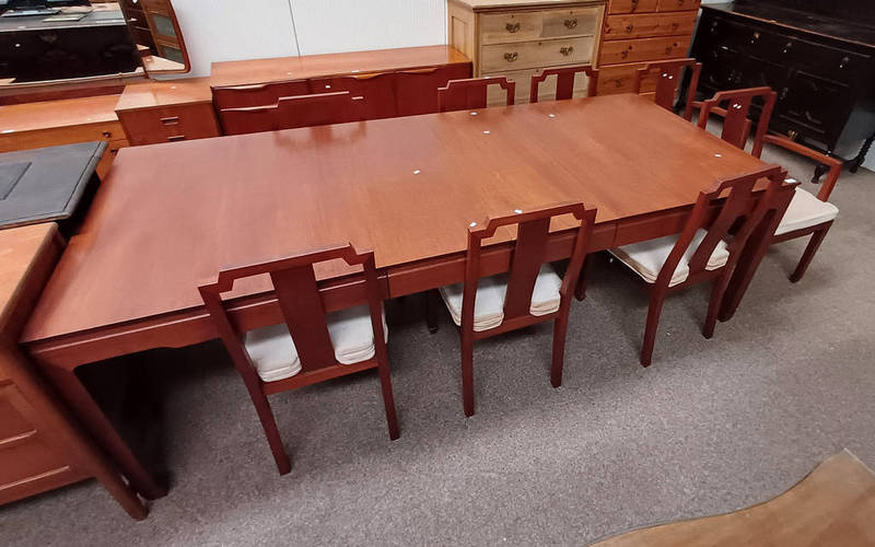 HARDWOOD EXTENDING DINING TABLE WITH 2 EXTRA LEAVES ON SQUARE TAPERED SUPPORTS & SET OF 8 MATCHING