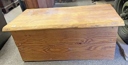 RUSTIC PINE LIDDED BOX,