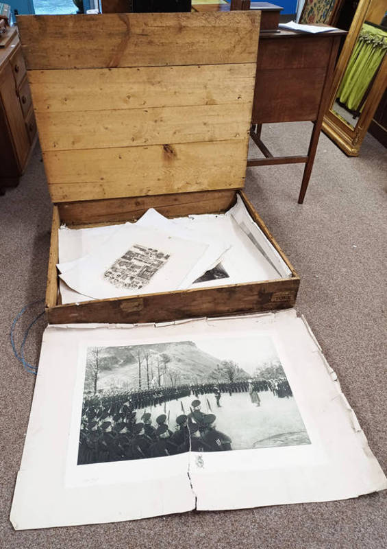 PINE BOX & CONTENTS OF VARIOUS PRINTS TO INCLUDE PORTRAITS, MILITARY SCENE,