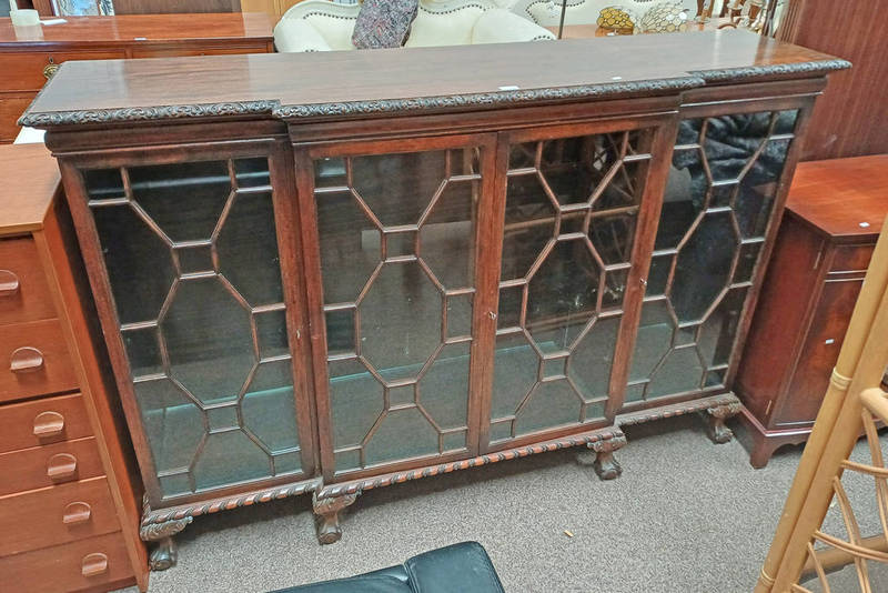 EARLY 20TH CENTURY MAHOGANY BOOKCASE WITH 4 ASTRAGAL GLAZED DOORS ON BALL & CLAW SUPPORTS - 126 CM