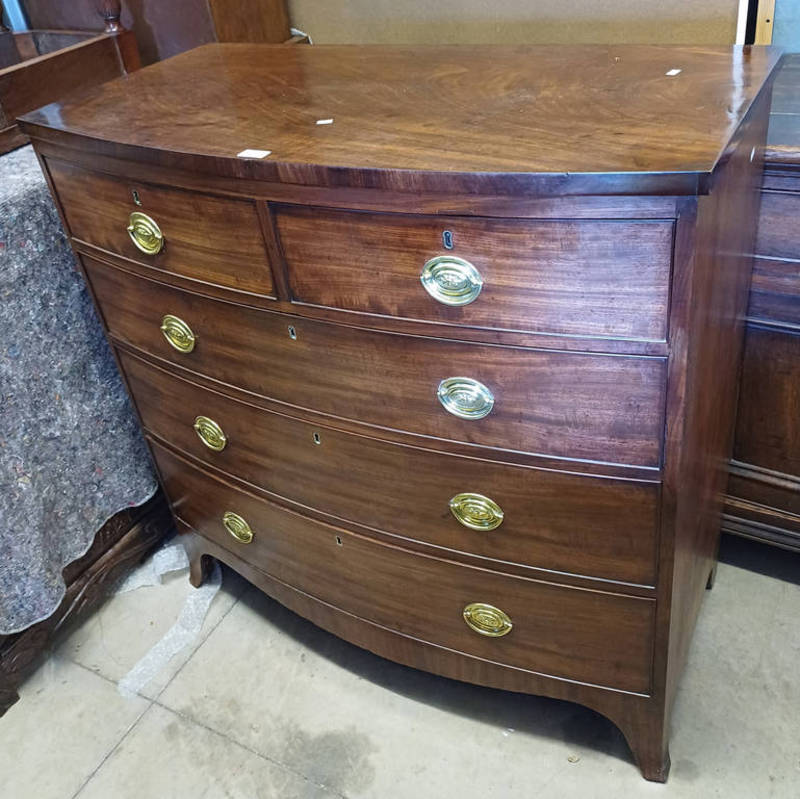 19TH CENTURY MAHOGANY BOW FRONT CHEST OF DRAWERS WITH 2 SHORT OVER 3 LONG GRADUATED DRAWERS ON