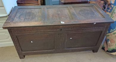 18TH / 19TH CENTURY OAK COFFER WITH LIFT UP LID & CARVED PANEL FRONT.