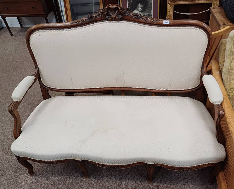 EARLY 20TH CENTURY CONTINENTAL WALNUT FRAMED PARLOUR SETTEE ON SHAPED SUPPORTS