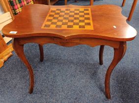 MAHOGANY CHESS TABLE WITH SHAPED TOP & SINGLE DRAWER ON SHAPED SUPPORTS.