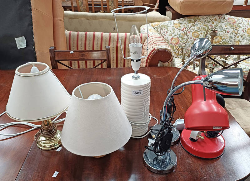 2 METAL ADJUSTABLE TABLE LAMPS & 4 OTHER TABLE LAMPS