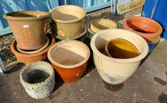 VERY GOOD SELECTION OF PLANT POTS IN VARIOUS SIZES