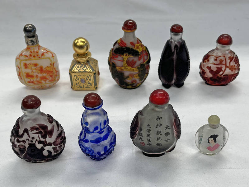 SELECTION OF CHINESE GLASS SCENT BOTTLES,