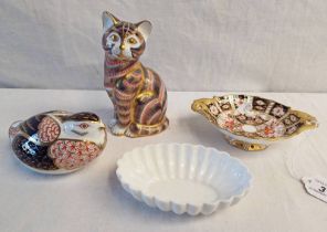 ROYAL CROWN DERBY IMARI PATTERN CAT PAPERWEIGHT WITH GOLD STOPPER, 13 CM TALL,