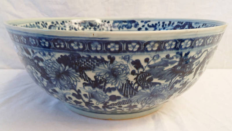 CHINESE BLUE AND WHITE PORCELAIN BOWL WITH DRAGON DECORATION,