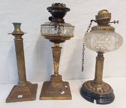 2 BRASS PARAFFIN LAMPS WITH CLEAR GLASS FONTS TALLEST 46CM & 1 BRASS COLUMN CANDLESTICK 37CM TALL