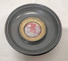 GILT EBONISED CIRCULAR FRAME CONTAINING A RED & WHITE FRAGMENT DEPICTING A HIGHLY DETAILED WEEPING