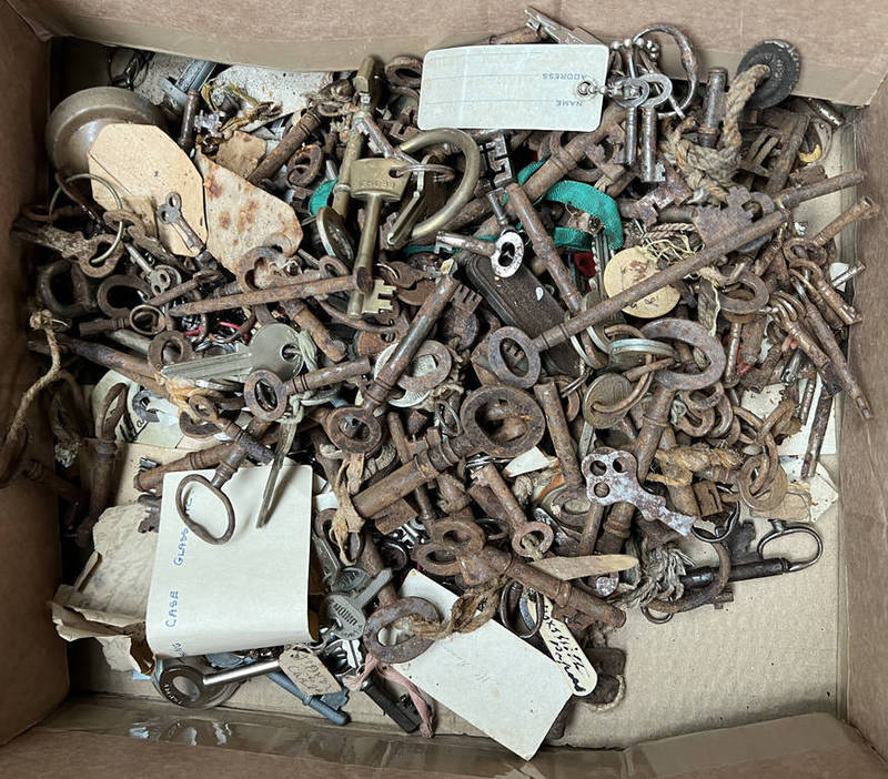 SELECTION OF VARIOUS KEYS IN 1 BOX