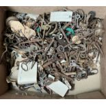 SELECTION OF VARIOUS KEYS IN 1 BOX