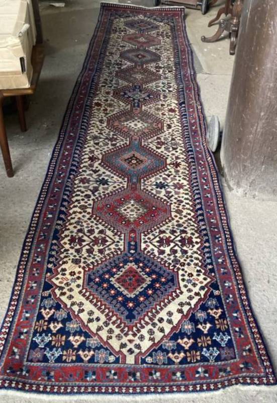 RED & BLUE MIDDLE EASTERN RUNNER,