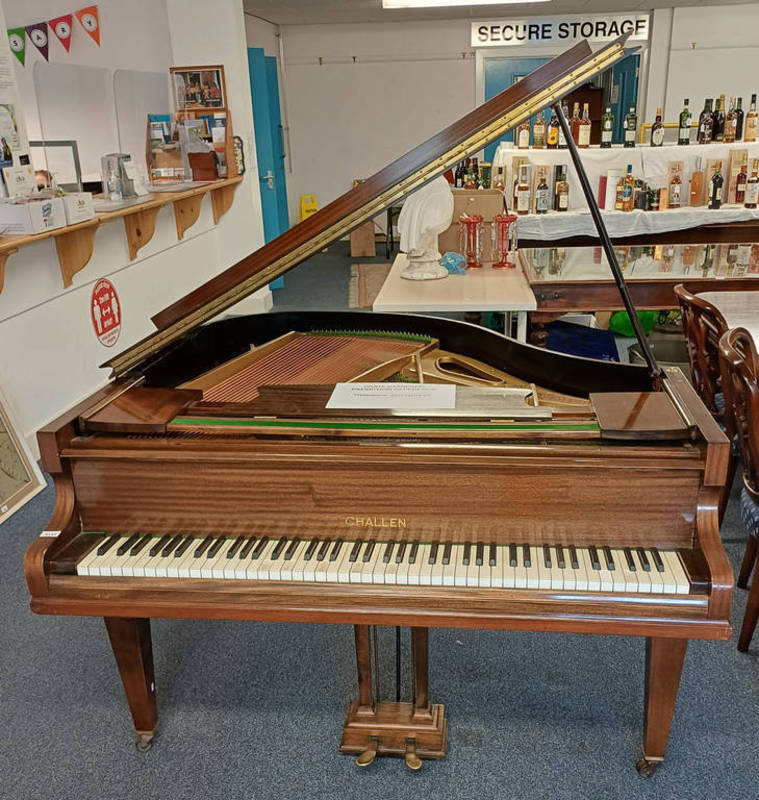 EARLY 20TH CENTURY MAHOGANY CASED OVERSTRUNG BABY GRAND PIANO BY CHALLEN LONDON.
