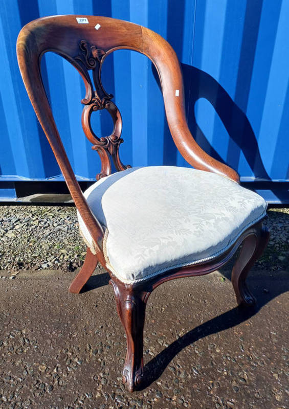 19TH CENTURY CARVED MAHOGANY BALLOON BACK LADIES CHAIR ON CABRIOLE SUPPORTS