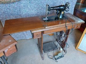 OAK SINGER SEWING TABLE WITH FOLD OUT SEWING MACHINE ON CAST METAL TREADLE MACHINE NO Y9806856
