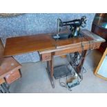 OAK SINGER SEWING TABLE WITH FOLD OUT SEWING MACHINE ON CAST METAL TREADLE MACHINE NO Y9806856