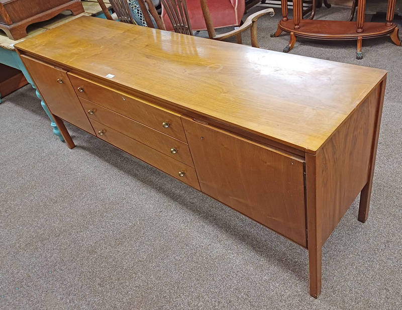 MID 20TH CENTURY TEAK SIDEBOARD WITH 3 CENTRALLY SET LONG DRAWERS FLANKED BY 2 PANEL DOORS,