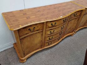 LATE 20TH CENTURY INLAID YEW SIDEBOARD WITH SHAPED FRONT & FOUR CENTRALLY SET DRAWERS FLANKED ON