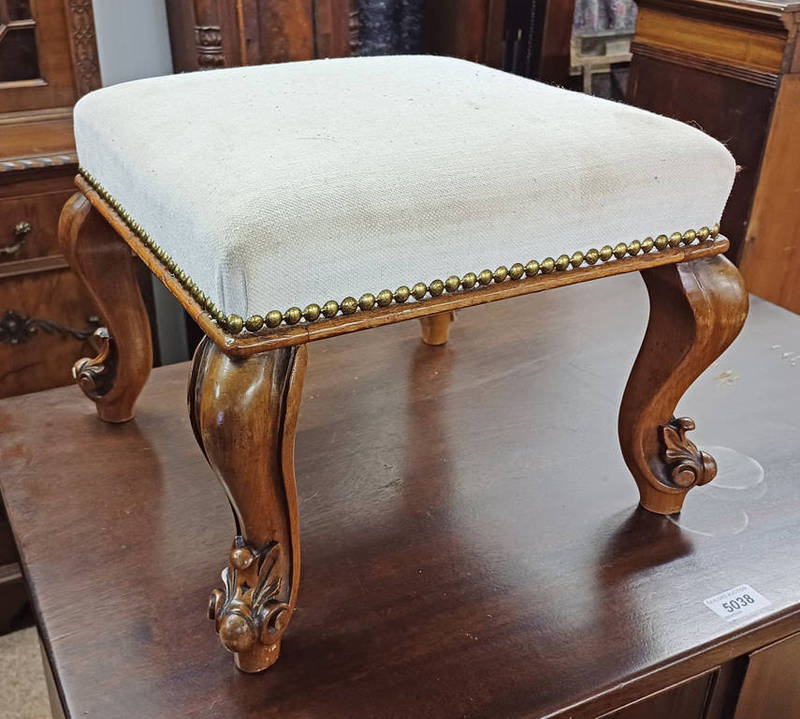19TH CENTURY SMALL MAHOGANY SQUARE STOOL ON CABRIOLE SUPPORTS,