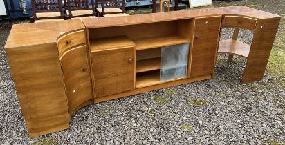 MID 20TH CENTURY WALNUT UNIT WITH OPEN SHELVES & 2 CENTRALLY SET SLIDING GLASS DOOR FLANKED BY 2