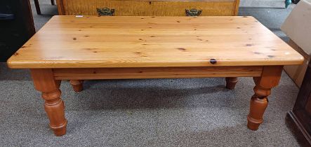 PINE RECTANGULAR COFFEE TABLE ON TURNED SUPPORTS,