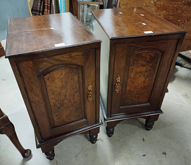 PAIR OF 20TH CENTURY MAHOGANY SINGLE DOOR BEDSIDE CABINETS ON TURNED SUPPORTS.