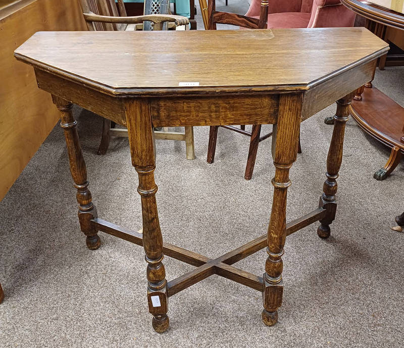 EARLY 20TH CENTURY OAK SIDE TABLE ON TURNED SUPPORTS WITH UNDERSTRETCHER,