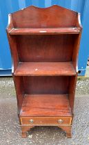 20TH CENTURY INLAID MAHOGANY BOOKCASE WITH 3 GRADUATED SHELVES & SINGLE DRAWER TO BASE ON SPLAYED