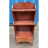 20TH CENTURY INLAID MAHOGANY BOOKCASE WITH 3 GRADUATED SHELVES & SINGLE DRAWER TO BASE ON SPLAYED