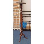 MAHOGANY TORCHERE WITH REEDED COLUMN ON 3 SPREADING SUPPORTS,