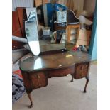 20TH CENTURY WALNUT DRESSING TABLE WITH SHAPED TOP & 5 DRAWERS ON QUEEN ANNE SUPPORTS