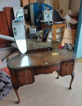 20TH CENTURY WALNUT DRESSING TABLE WITH SHAPED TOP & 5 DRAWERS ON QUEEN ANNE SUPPORTS