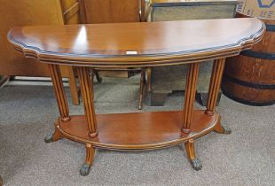 LATE 20TH CENTURY CROSSBANDED SIDE TABLE WITH SHAPED TOP & UNDERSHELF ON REEDED SUPPORTS,