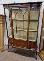 20TH CENTURY INLAID MAHOGANY DISPLAY CABINET WITH SHAPED FRONT & SINGLE ASTRAGAL GLAZED PANEL DOOR