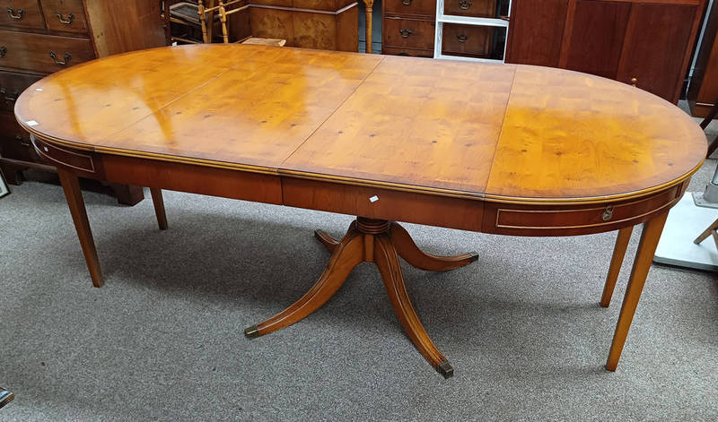 YEW EXTENDING DINING TABLE WITH 2 EXTRA LEAVES ON CENTRE PEDESTAL WITH 4 SPREADING SUPPORTS.