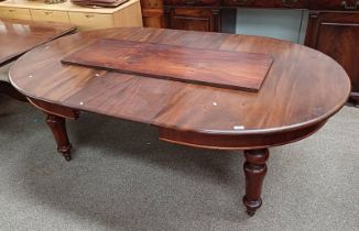 19TH CENTURY MAHOGANY EXTENDING DINING TABLE WITH 2 EXTRA LEAVES ON REEDED SUPPORTS.