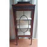 MAHOGANY DISPLAY CABINET WITH GLAZED PANEL SIDES & SINGLE ASTRAGAL GLASS PANEL DOOR OPENING TO