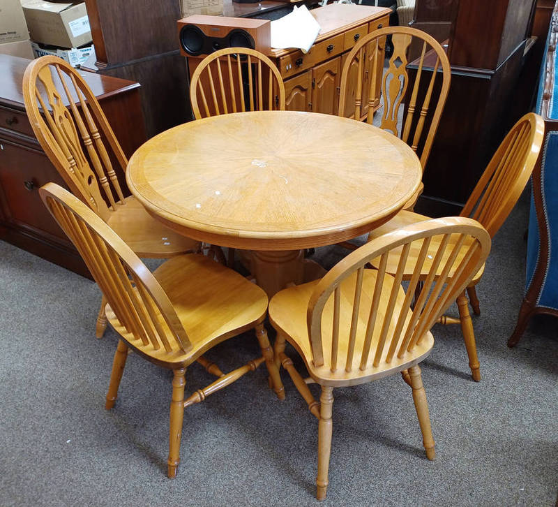 OAK CIRCULAR PEDESTAL TABLE & 6 SPINDLE BACK CHAIRS,