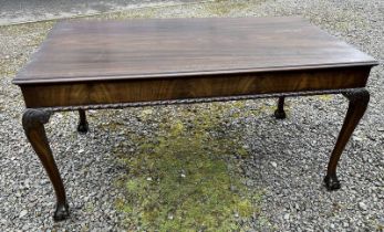 EARLY 20TH CENTURY MAHOGANY LIBRARY TABLE WITH DRAWER TO EACH END ON DECORATIVE BALL & CLAW