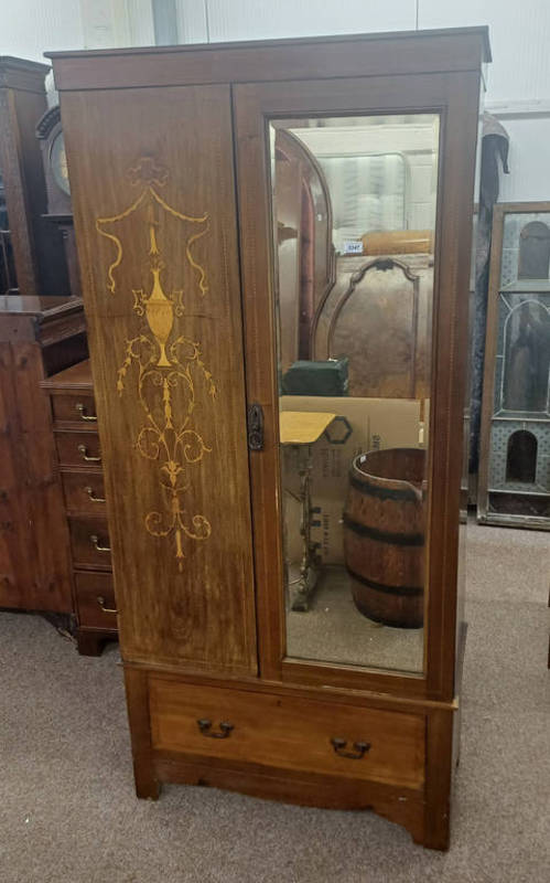 EARLY 20TH CENTURY INLAID MAHOGANY SINGLE MIRROR DOOR WARDROBE WITH SINGLE DRAWER TO BASE.