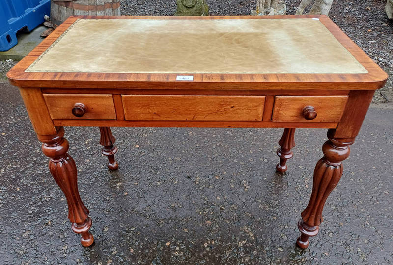 19TH CENTURY MAHOGANY WRITING DESK WITH LEATHER INSET TOP & 2 DRAWERS ON DECORATIVE REEDED SUPPORTS.
