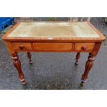 19TH CENTURY MAHOGANY WRITING DESK WITH LEATHER INSET TOP & 2 DRAWERS ON DECORATIVE REEDED SUPPORTS.