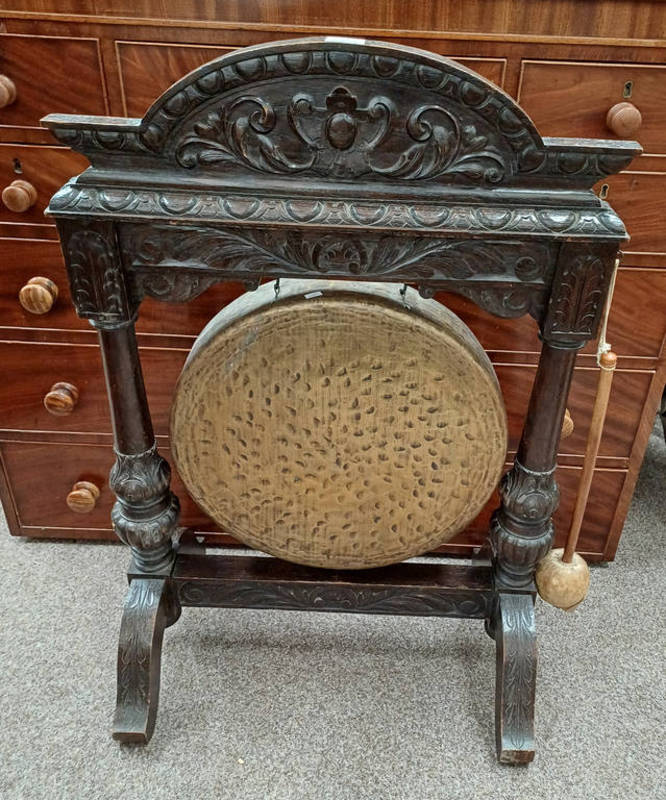 19TH CENTURY CARVED OAK FRAMED DINNER GONG IN THE ARTS & CRAFTS STYLE.