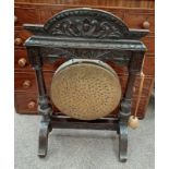 19TH CENTURY CARVED OAK FRAMED DINNER GONG IN THE ARTS & CRAFTS STYLE.