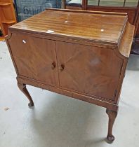 20TH CENTURY MAHOGANY 2 DOOR CABINET ON QUEEN ANNE SUPPORTS