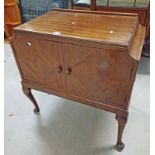 20TH CENTURY MAHOGANY 2 DOOR CABINET ON QUEEN ANNE SUPPORTS