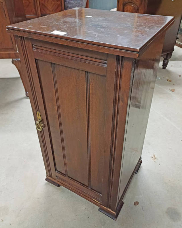 LATE 19TH/EARLY 20TH CENTURY MAHOGANY SINGLE DOOR BEDSIDE CABINET