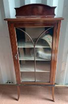 MAHOGANY DISPLAY CABINET WITH SINGLE ASTRAGAL GLASS PANEL DOOR OPENING TO SHELVED INTERIOR ON